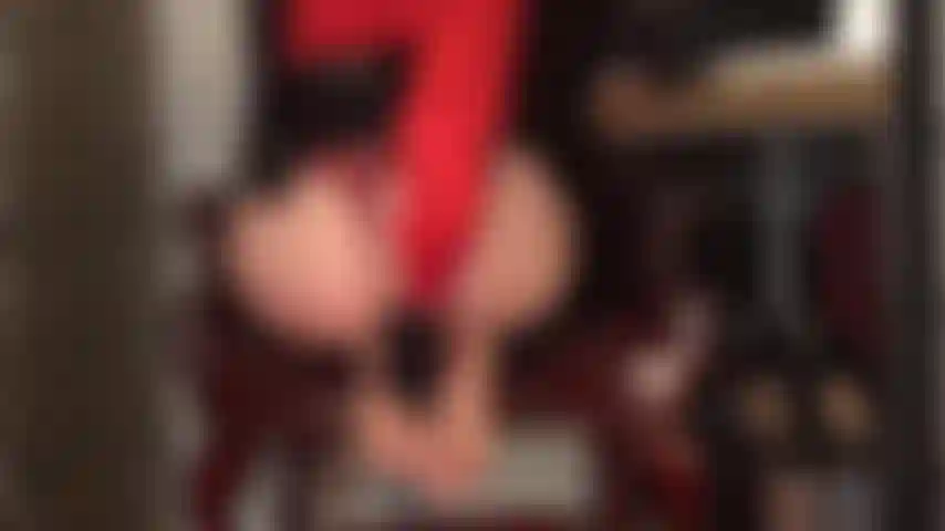 Uma provocação por trás com uma meia-calça nude bem transparente. Com a bunda dela de meia-calça na sua cara, imagine-se deslizando seu pau entre essas solas de náilon incrivelmente macias.