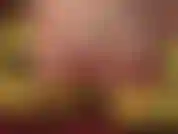 Provocação de pés descalços com scarpins amarelos. Chego tão perto dos dedos sensuais da minha amante que você consegue sentir o gosto deles.