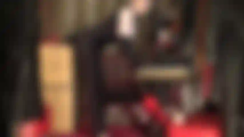 Adoro catsuit de lycra e punheta com luvas de lycra.