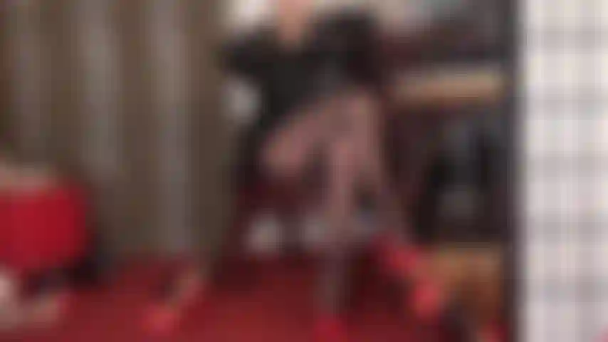 Com meia-calça bege e máscara, pés de náilon para cima e as mãos enluvadas da patroa em todo o seu pau.