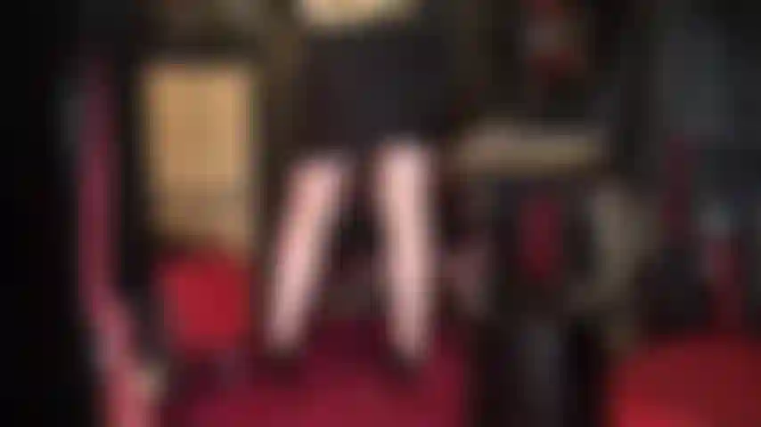 Exibindo minhas pernas brancas leitosas com uma blusa curta e sapatos de verniz com sola vermelha.