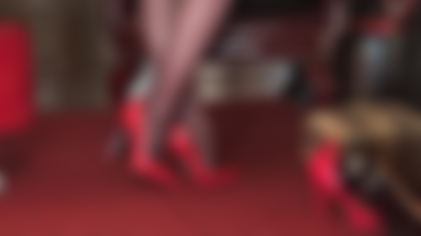 Fanática por saltos altos - sua deusa de saltos altos posa em vários pares de saltos altos e fetichistas.