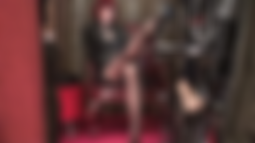 Bunda divina, pernas e pés em meia-calça preta e sensual.