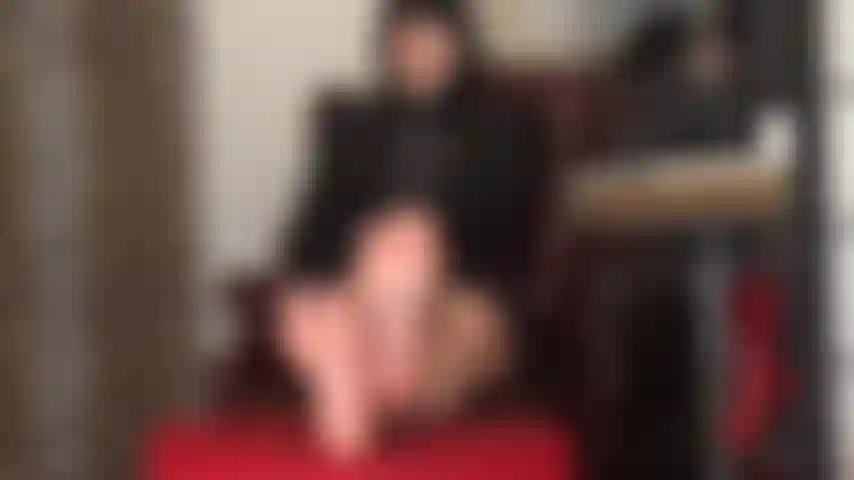 Fetiche por pés - pés descalços que se movem lindamente, arcos altos, dedos abertos.