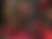 Usando uma saia de couro justa e sexy, meia-calça preta e uma blusa de renda com botas de couro de cano alto.