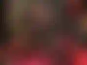 Usando uma saia de couro justa e sexy, meia-calça preta e uma blusa de renda com botas de couro de cano alto.