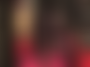 Adoração corporal com espartilho de couro, luvas, leggings pretas foscas, meia-calça e sandálias de tiras.