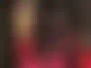 Adoração corporal com espartilho de couro, luvas, leggings pretas foscas, meia-calça e sandálias de tiras.