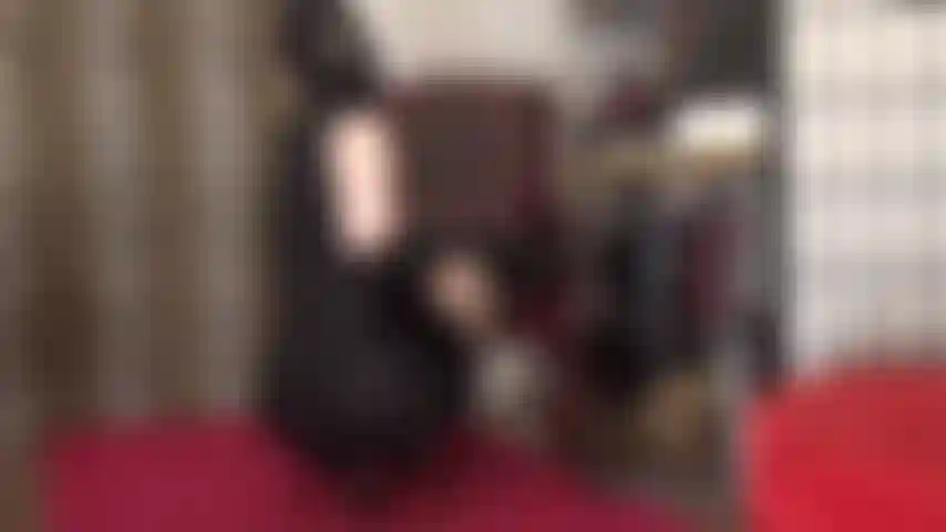 Meia-calça cinza brilhante, scarpin de sola vermelha e roupa de lycra com capuz.