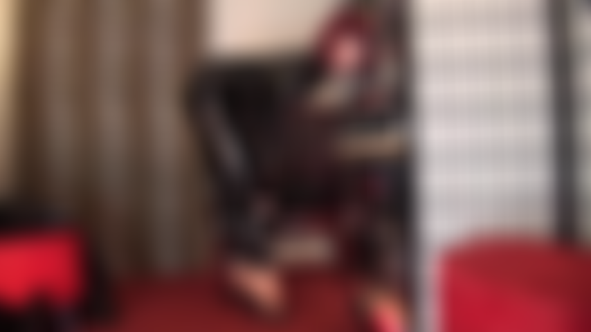 Com um macacão preto brilhante de pvc e mules sensuais de salto alto - sua deusa provoca com seus arcos de pés incrivelmente altos em saltos e meia-calça e permite que você veja furtivamente o que está por baixo do macacão.