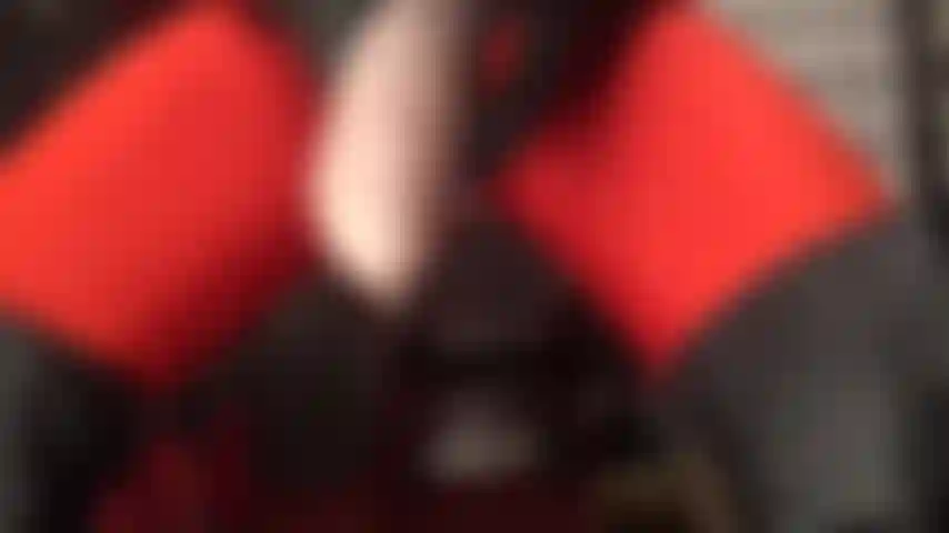 Com uma cinta-liga grande, couro preto, meia-calça vermelha e adoro músculos na bunda - apertando essas nádegas, a amante tem seu pau pingando na bunda dela e na carne grossa do pau.