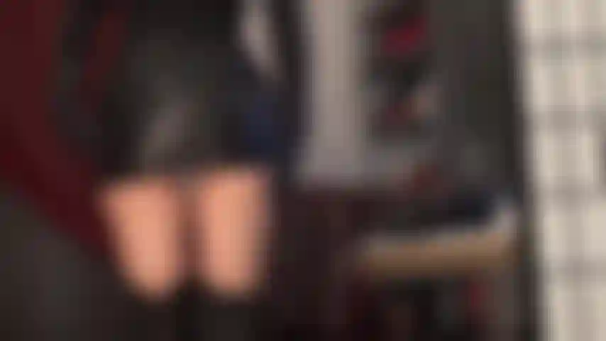 Me masturbando pela minha bunda de couro em uma minissaia de couro preta e justa. Sentindo o gosto da saliva da minha bunda de couro e da minha boca. Mal conseguindo se conter com a vista por baixo da saia, a patroa te dá uma olhada na bunda dela de meia-calça para acabar com você.