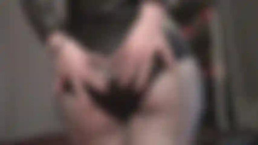 Meia arrastão e shorts sensuais realmente mostram a bunda incrível da dona vivian.