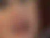 Lábios de batom, fetiche de língua, lambidas de salto... Ooooh, a língua da amante provoca ao longo dos saltos altos de metal vermelho!