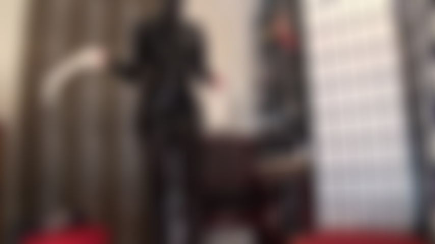 Fetiche por borracha de látex - a amante está vestida com um vestido de látex preto e capuz de borracha e acrescenta um par de luvas de látex branco para uma ordenha intensiva do pau.