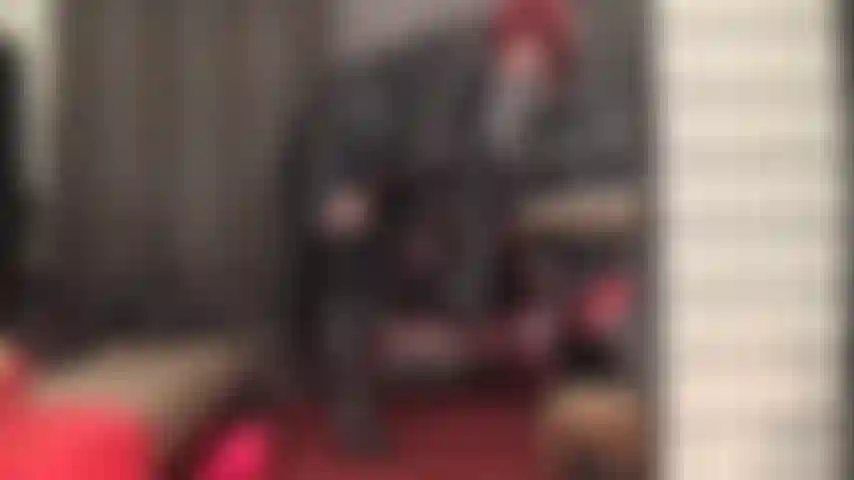 A amante do couro te deixa louco com botas altas, casaco longo, saia curta e vistas tentadoras por baixo da saia.