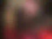 A senhora exige adoração de sua bunda, pernas e pés incríveis em uma saia e meias de látex pretas brilhantes e permite que você veja por cima da saia uma calcinha de borracha.