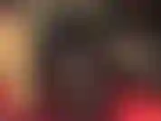 Com capuz de spandex preto e apenas os olhos abertos.