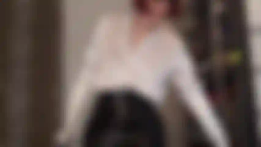 Cetim branco sedoso e pvc preto brilhante - você adora as roupas brilhantes da amante, aqui está uma blusa de cetim branco com luvas combinando, meia-calça branca brilhante, botas pretas de cano alto e minissaia de pvc. Seus sonhos fetichistas se tornam realidade.