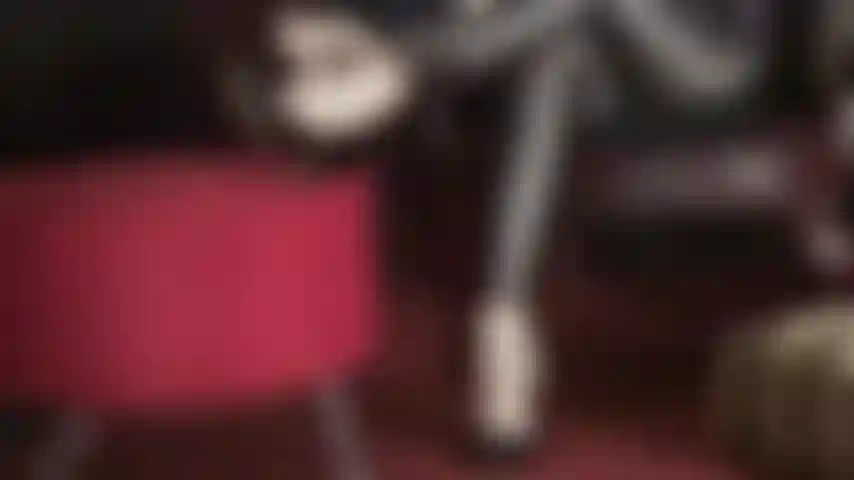 Gozo dentro da legging brilhante de spandex da minha patroa - a vontade de foder a parte de baixo da calça justa dela fica mais forte a cada dia. Finalmente ela cede e ordenha seu pau entre as camadas.