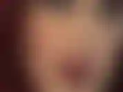 Lábios sedutores, olhos azuis penetrantes. Aproveite este close do rosto da amante vivian.