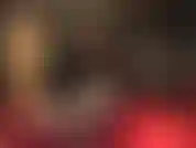 A mistress agacha exibindo sua bunda e quadris incríveis em um body preto brilhante de pvc e meia-calça transparente com estampa de leopardo, provocando seu pau.