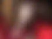 Sedução em lingerie branca - a amante provoca com suas pernas longas e sensuais e pés em meias de renda.