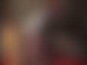 Adoradora do corpo - a amante provoca com suas curvas em um vestido justo e sexy e o que está por baixo, uma cinta-liga de 12 tiras e meias com costura.