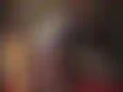Adoradora do corpo - a amante provoca com suas curvas em um vestido justo e sexy e o que está por baixo, uma cinta-liga de 12 tiras e meias com costura.