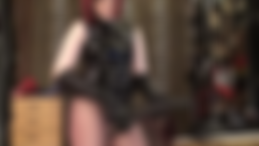 A senhora está se divertindo muito exercitando seus quadris enquanto ela enfia seu pau preto gigante de cinta-liga profundamente em sua boceta de vagabunda.