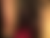 As coxas da meia-calça brilham em um verde escuro sutil enquanto as luvas de couro da senhora deslizam lentamente pelas pernas e botas...