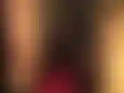 As coxas da meia-calça brilham em um verde escuro sutil enquanto as luvas de couro da senhora deslizam lentamente pelas pernas e botas...