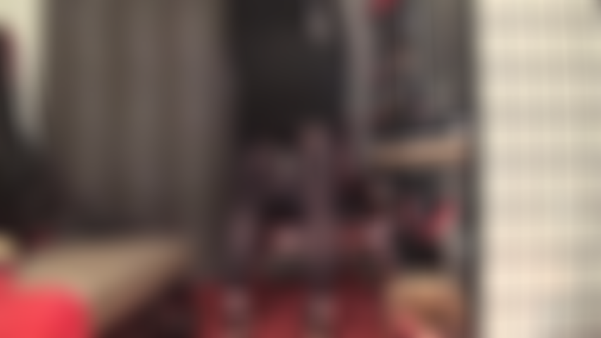 Uso leggings de nylon pretas opacas e provoco os pés descalços.