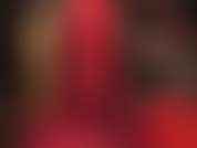 Vestida de vermelho - shorts e meia-calça vermelhos metálicos brilhantes, depois leggings e saltos vermelhos.