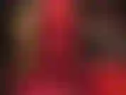 Vestida de vermelho - shorts e meia-calça vermelhos metálicos brilhantes, depois leggings e saltos vermelhos.