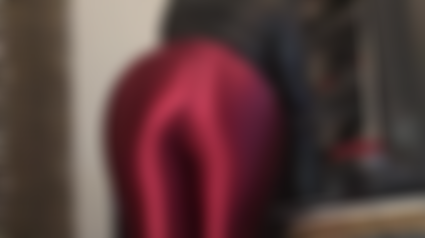 Que adora bundas usando calças de cetim vermelho escuro brilhantes - a bunda redonda da amante vivian preenchendo perfeitamente essas calças disco de alto brilho.