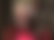 Com pernas incrivelmente longas, usando meia-calça preta transparente com costuras sofisticadas e botas vermelhas de cano alto até a plataforma. Por baixo da meia-calça, uma linda calcinha de renda que vai te deixar louco.