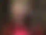 Com pernas incrivelmente longas, usando meia-calça preta transparente com costuras sofisticadas e botas vermelhas de cano alto até a plataforma. Por baixo da meia-calça, uma linda calcinha de renda que vai te deixar louco.