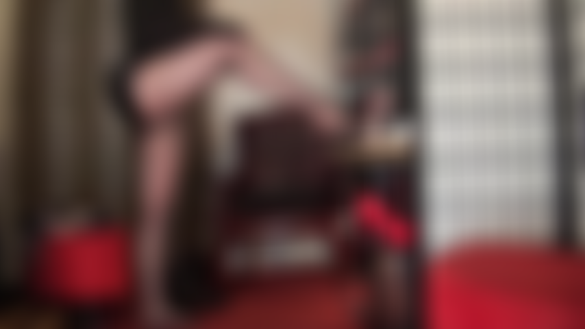 A senhora é dona do seu pau - seja usando minhas coxas de meia-calça, meus pés macios ou minhas mãos enluvadas, seu pau de escrava está à minha mercê.