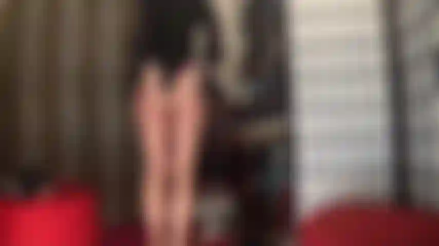 Adoro o corpo - admiro as curvas bem torneadas, as pernas nuas, a bunda, as costas e a barriga da minha amante.