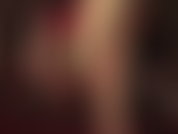 Balançando e brincando de sapato com sapatos de couro vermelho e meia-calça brilhante.