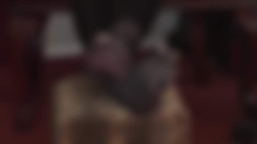 As solas transparentes das meias-calças pretas da senhora são uma delícia para uma escrava de pés como você... Descansando-as em seu rosto enquanto você inala profundamente.