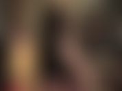 A amante de peles exige adoração por suas pernas sensuais de meia-calça brilhante e saltos altos, com a ajuda de seu chicote de montaria, apontando todos os pontos certos.