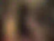 A amante de peles exige adoração por suas pernas sensuais de meia-calça brilhante e saltos altos, com a ajuda de seu chicote de montaria, apontando todos os pontos certos.