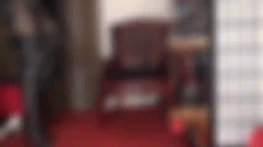 Uma deusa do femdom de couro com uma cinta-liga preta enorme - botas altas, saia de couro minúscula, meia-calça quente e um bbc gigante para você adorar.