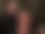 Com os pés descalços em close-up em látex - a amante vestida com calças de borracha brilhantes e lisas, inalo meus doces pés descalços com o cheiro de látex no ar também.