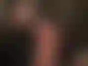 Com os pés descalços em close-up em látex - a amante vestida com calças de borracha brilhantes e lisas, inalo meus doces pés descalços com o cheiro de látex no ar também.