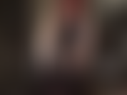 Dominada por strapon e catsuit de látex - o pau preto e gordo de borracha é tão brilhante quanto o catsuit de látex apertado da patroa.