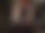 Dominada por strapon e catsuit de látex - o pau preto e gordo de borracha é tão brilhante quanto o catsuit de látex apertado da patroa.