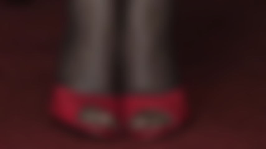 Meias-calças em camadas e biqueiras de náilon que balançam em mulas de salto alto são sua fraqueza.